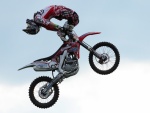 Piloto de motocross realizando un salto