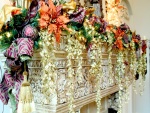 Una chimenea decorada con flores y adornos de Navidad