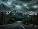 Una tarde nublada sobre la carretera y las montañas