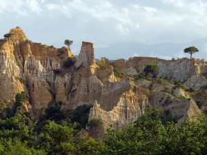 Postal: Rocas sedimentarias en la ciudad de Ille-sur-Tet (Francia)