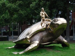 Estatua de una tortuga gigante (Búsqueda de Utopía, Jan Fabre)
