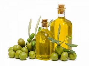 Aceitunas y aceite de oliva embotellado