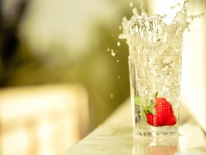Una fresa dentro de un vaso de agua