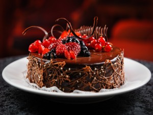 Una deliciosa tarta de chocolate con decoración de frutos rojos
