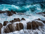 La furia de las olas entre las rocas