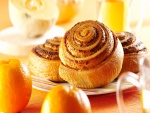 Bollos de canela y naranjas para desayunar