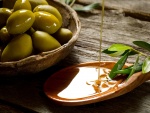 Chorro de aceite de oliva virgen español