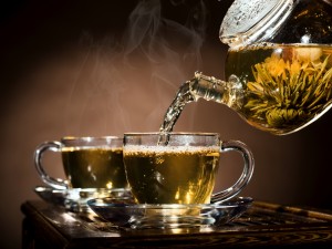 Postal: Sirviendo dos tazas de té verde