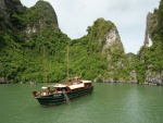 Barco anclado en la bahía de Ha Long (Vietnam)