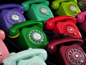 Postal: Teléfonos de varios colores