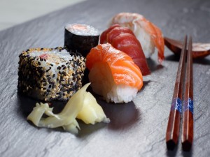 Sushi y palillos sobre el plato