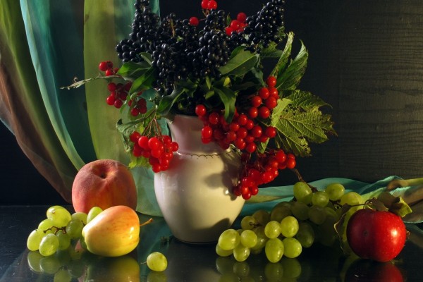 Frutas y un jarrón con bayas