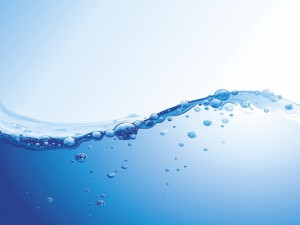 Burbujas y destellos en el agua
