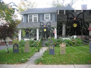 Postal: Casa decorada para el día de Halloween