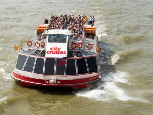Buque turístico en el río Támesis, Londres