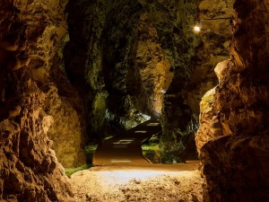 Postal: Camino iluminado en la mina de Monsted Limestone