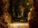 Camino iluminado en la mina de Monsted Limestone