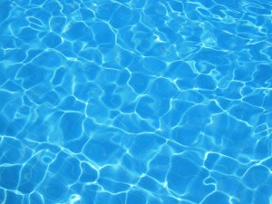 Postal: Agua azul en una piscina