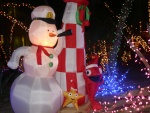 Muñecos y luces para decorar casas en Navidad