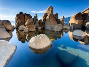 Espectaculares piedras en el agua clara