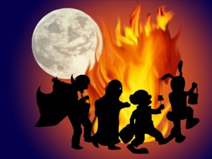 Postal: Niños junto al fuego en la noche de Halloween