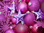 Bolas fucsia y estrellas moradas para decorar en Navidad