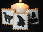 Galletas de bruja junto a una vela el día de Halloween