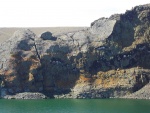 Acantilado en la pared oriental del cráter de la Laguna Azul (Argentina)