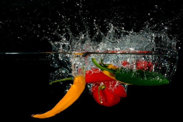 Verduras cayendo al agua