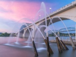 Un puente y chorros de agua bajo un cielo rosado en Chattanooga