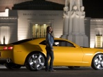 Megan Fox junto al Chevrolet Camaro amarillo en Transformers
