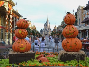 Postal: Calle en Disney decorada por Halloween