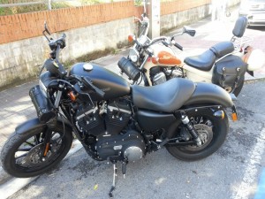 Una moto negra y junto a una blanca