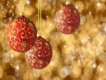 Bonitas bolas de Navidad rojas y doradas