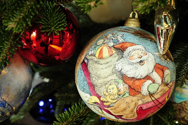 El viaje de Santa en una bola colgada del árbol de Navidad