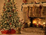 Árbol de Navidad junto a una gran chimenea con velas encendidas