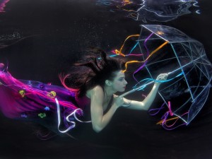 Una mujer bajo el agua con un paraguas