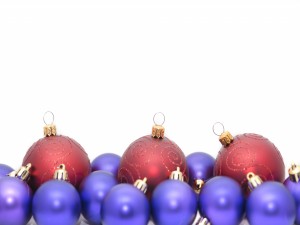 Bolas de Navidad rojas y púrpura