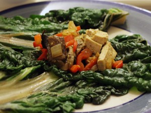 Plato vegano de acelgas con tofu