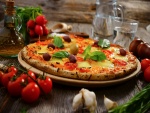 Pizza de verduras con aceitunas