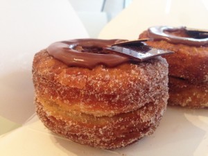 Donuts gigantes con azúcar y chocolate
