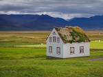 Solitaria casa con tejado de hierba en Islandia