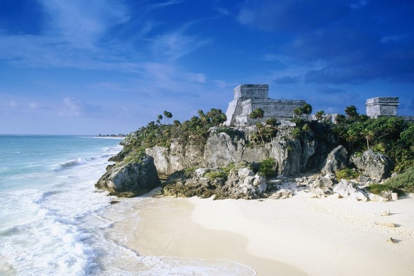 Ruinas mayas de Tulum vistas desde la playa (México)