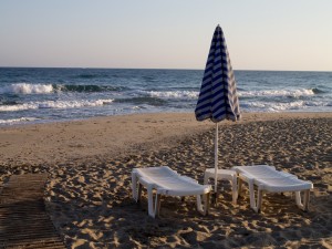 Postal: Sombrilla y tumbonas en la playa