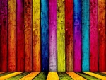 Tablas de madera pintadas de varios colores