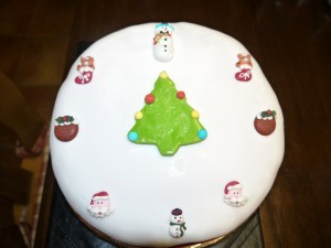 Una bonita tarta decorada para Navidad