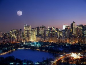 Postal: Luna llena en una fria noche sobre Manhattan