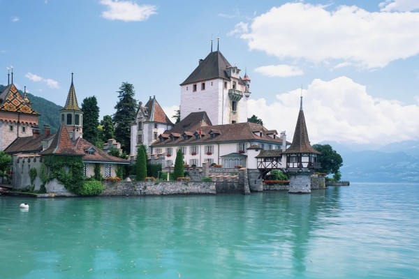 Castillo Oberhofen junto al lago de Thun (Suiza)