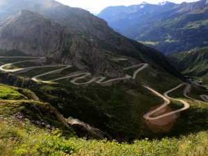 Postal: Carretera con curvas entre las montañas