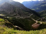 Carretera con curvas entre las montañas